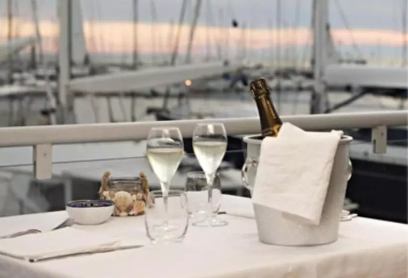تختخواب و صبحانه B E B Le Terrazze Sul Mare