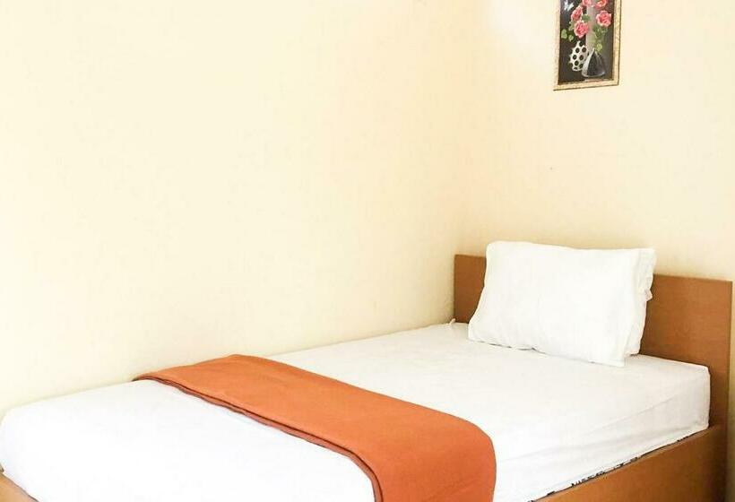 בית מלון כפרי Muzdalifa Syariah Near Alun Alun Gresik Mitra Reddoorz