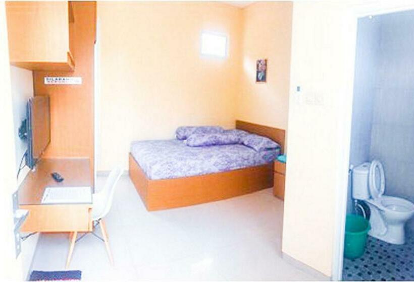 בית מלון כפרי Muzdalifa Syariah Near Alun Alun Gresik Mitra Reddoorz