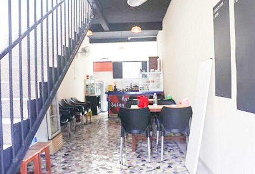 בית מלון כפרי Muzdalifa Syariah Near Alun Alun Gresik Mitra Reddoorz