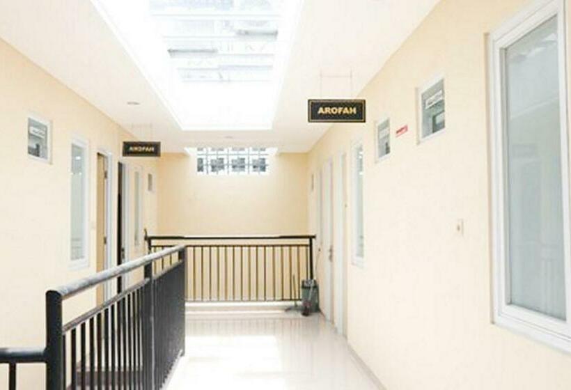 בית מלון כפרי Muzdalifa Syariah Near Alun Alun Gresik Mitra Reddoorz