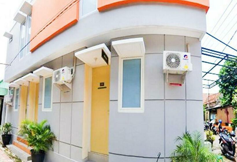 בית מלון כפרי Muzdalifa Syariah Near Alun Alun Gresik Mitra Reddoorz