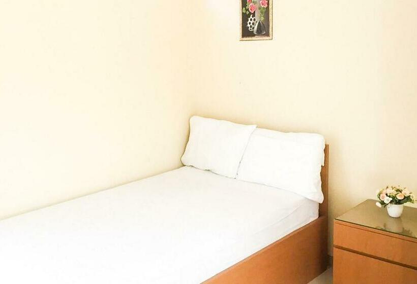 בית מלון כפרי Muzdalifa Syariah Near Alun Alun Gresik Mitra Reddoorz