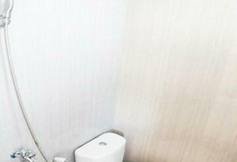 בית מלון כפרי Muzdalifa Syariah Near Alun Alun Gresik Mitra Reddoorz