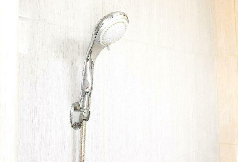 בית מלון כפרי Muzdalifa Syariah Near Alun Alun Gresik Mitra Reddoorz