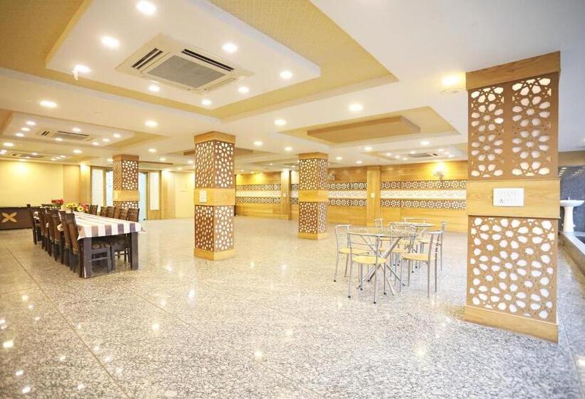 فندق Oyo 77408 S S Palace