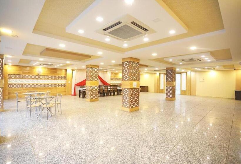 فندق Oyo 77408 S S Palace