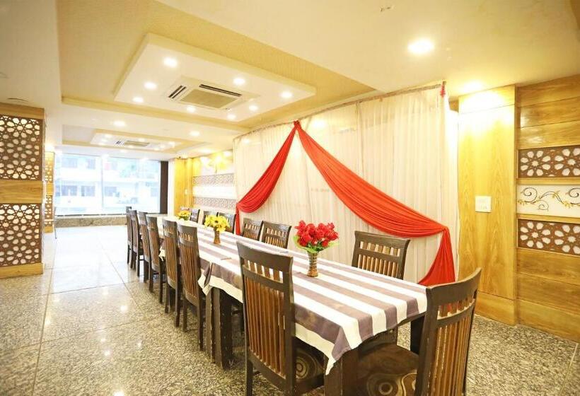 فندق Oyo 77408 S S Palace