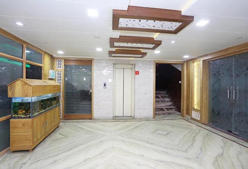 فندق Oyo 77408 S S Palace