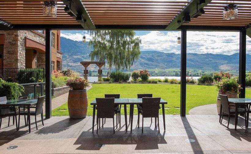 בית מלון כפרי Watermark Beach Resort