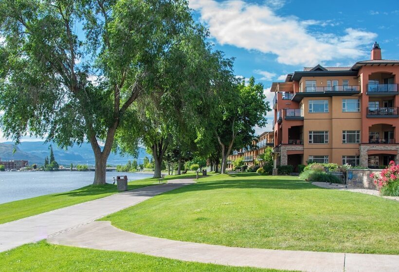 בית מלון כפרי Watermark Beach Resort