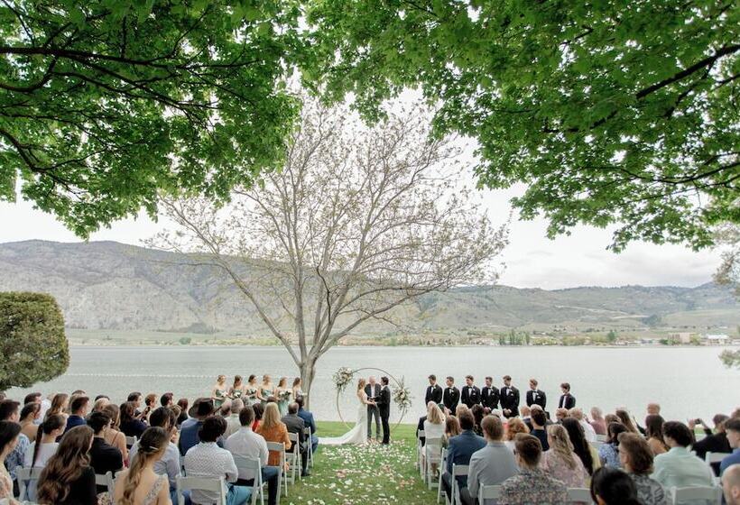 בית מלון כפרי Watermark Beach Resort