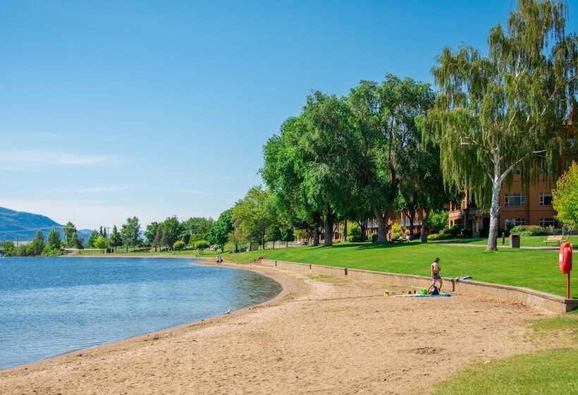 בית מלון כפרי Watermark Beach Resort