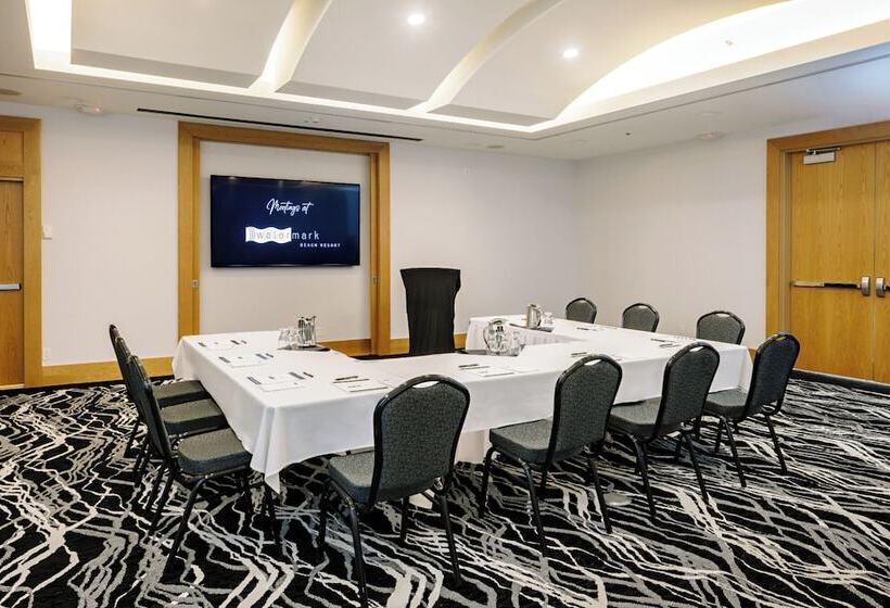 בית מלון כפרי Watermark Beach Resort