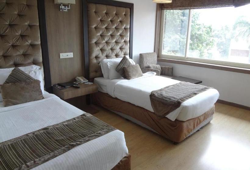 Отель Airport Centre Point