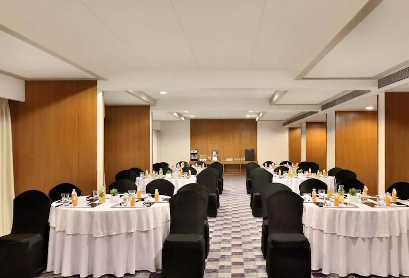 ホテル Courtyard By Marriott Hyderabad