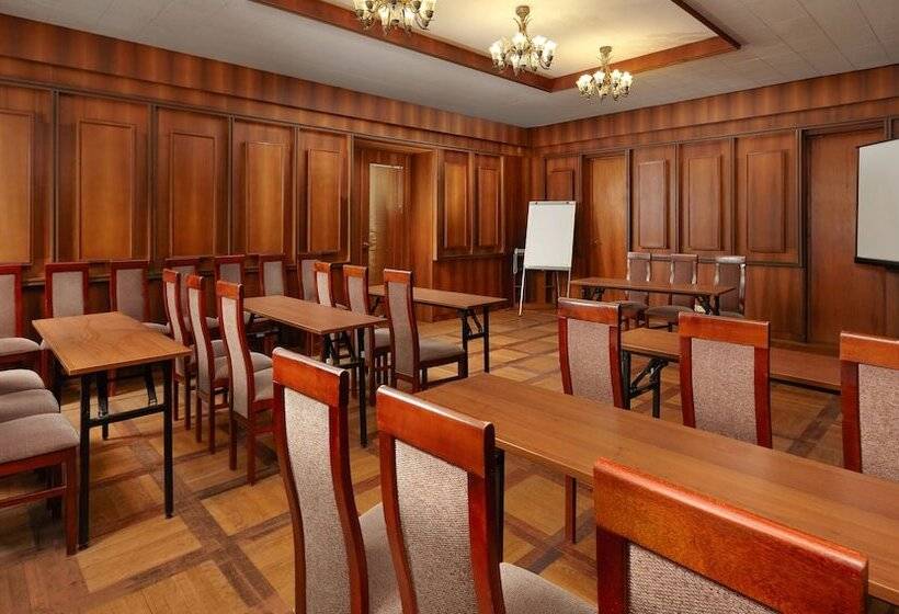 ホテル Oktyabrskaya