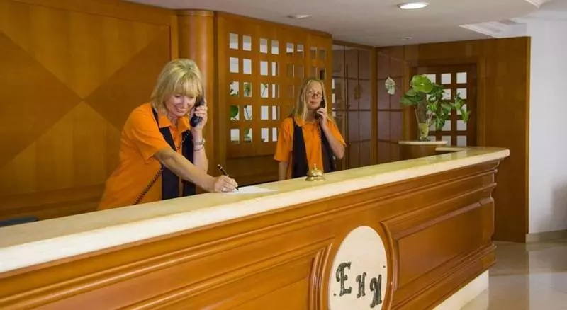 Aparthotel Esquinzo y Monte del Mar