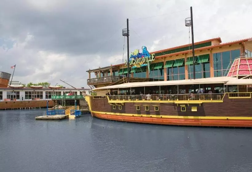 هتل Club Wyndham Towers On The Grove