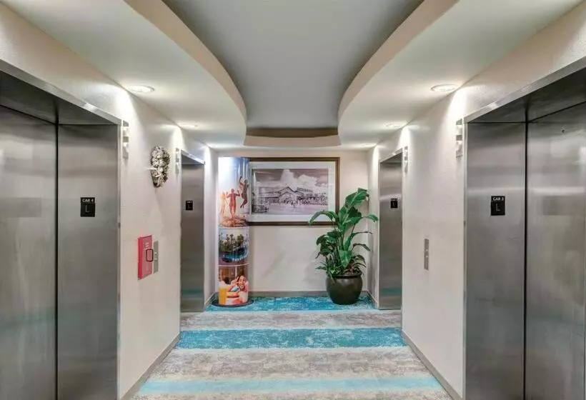 هتل Club Wyndham Towers On The Grove