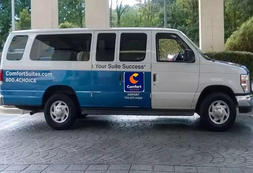 ホテル Comfort Suites Airport