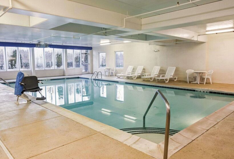 酒店 Comfort Suites Airport