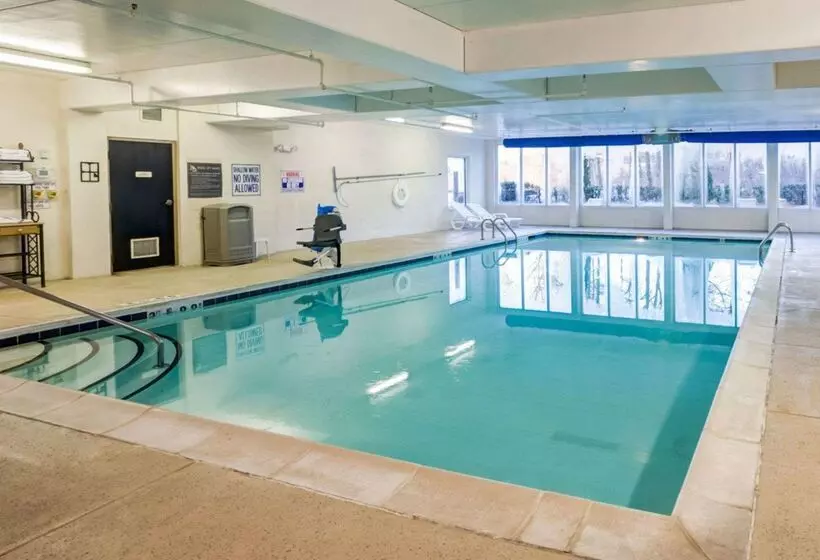 ホテル Comfort Suites Airport