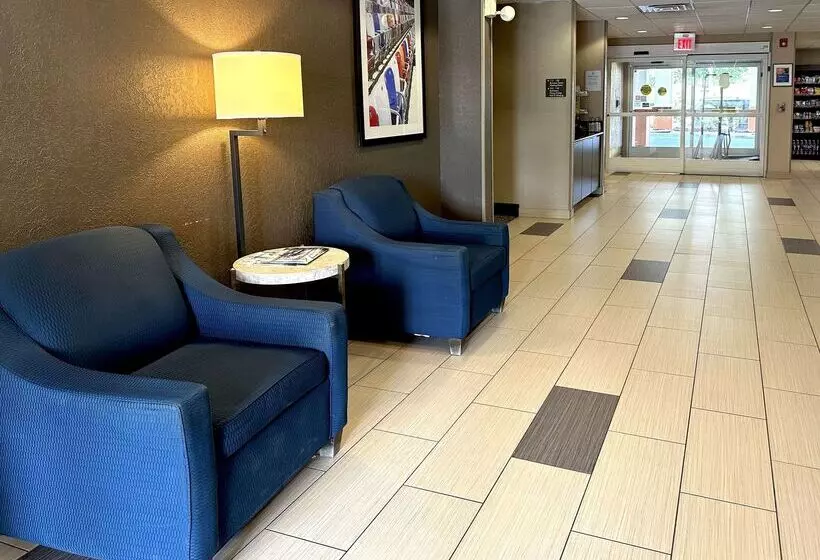 ホテル Comfort Suites Airport