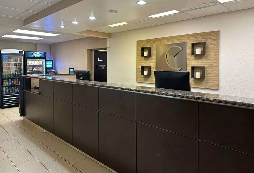 ホテル Comfort Suites Airport