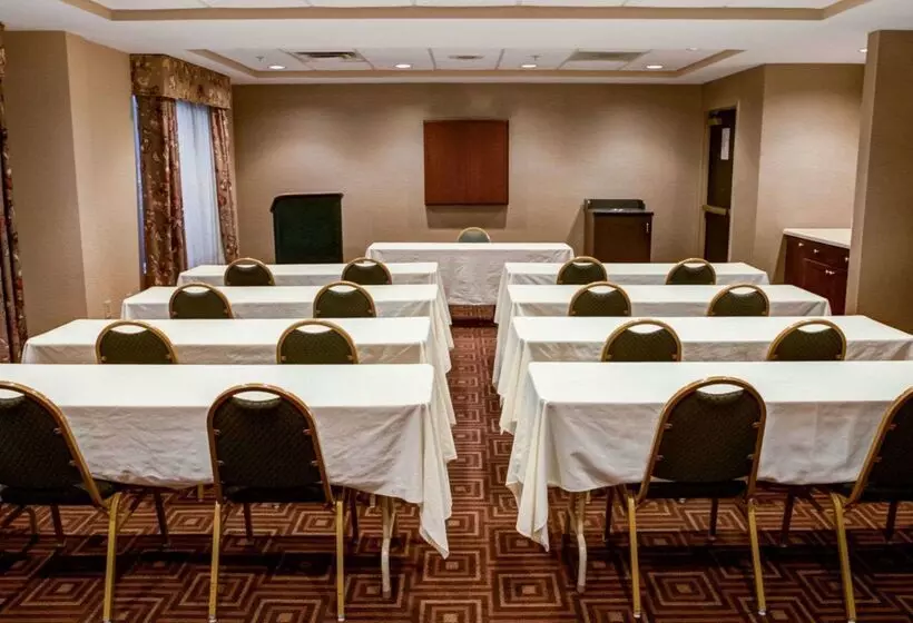 ホテル Comfort Suites Airport