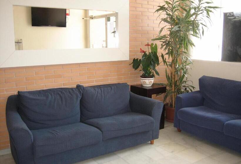 Отель Hostal Madruga