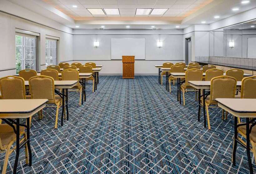 בית מלון כפרי La Quinta Inn & Suites By Wyndham Norfolk