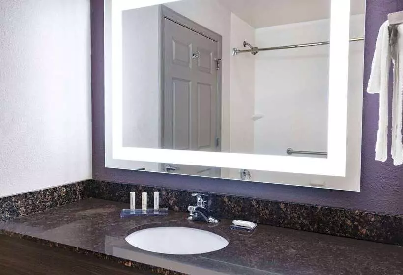 هتل La Quinta Inn & Suites By Wyndham Norfolk