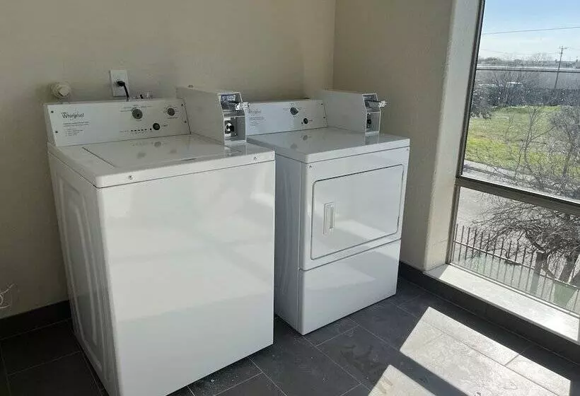 Hotel Red Roof Plus+ San Antonio Northeast