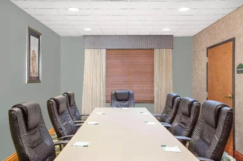 هتل Wingate By Wyndham Lafayette Airport