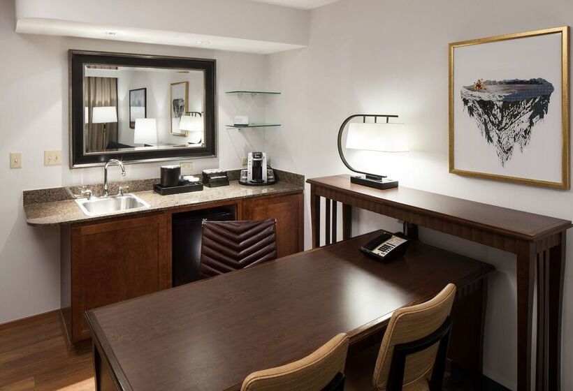 בית מלון כפרי Embassy Suites Anchorage