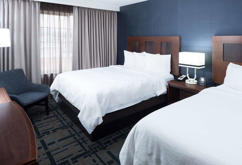 בית מלון כפרי Embassy Suites Anchorage