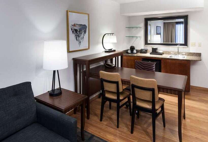 בית מלון כפרי Embassy Suites Anchorage