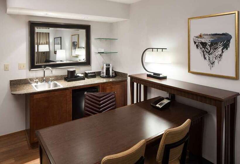 בית מלון כפרי Embassy Suites Anchorage