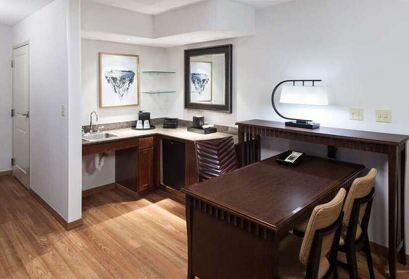 בית מלון כפרי Embassy Suites Anchorage