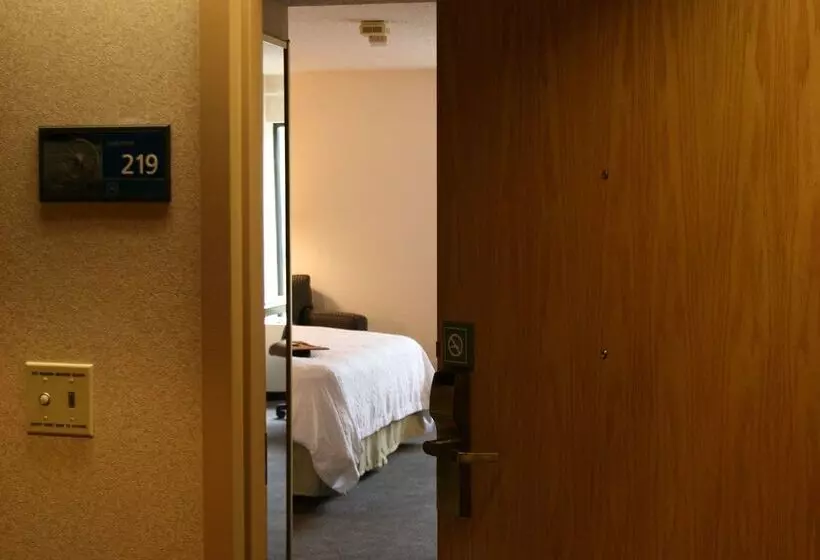 هتل Hampton Inn White River Junction