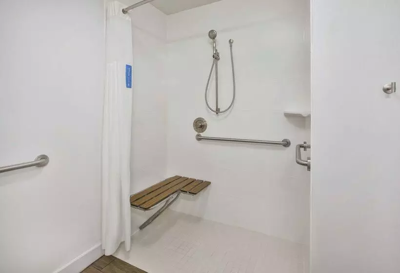 هتل Hampton Inn White River Junction