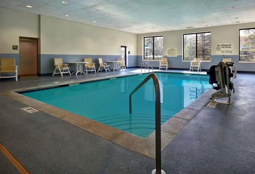 هتل Hampton Inn White River Junction