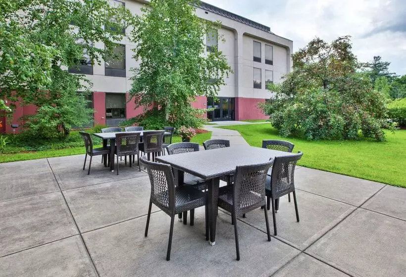 هتل Hampton Inn White River Junction