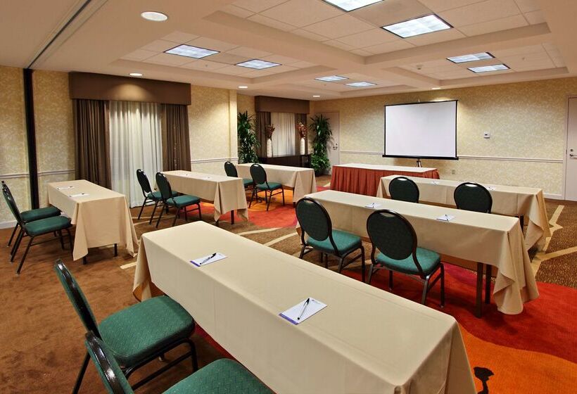 Отель Hilton Garden Inn Calabasas