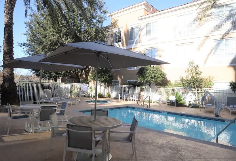 Отель Hilton Garden Inn Calabasas