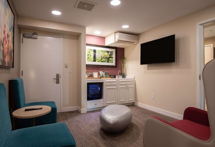 Отель Hilton Garden Inn Calabasas