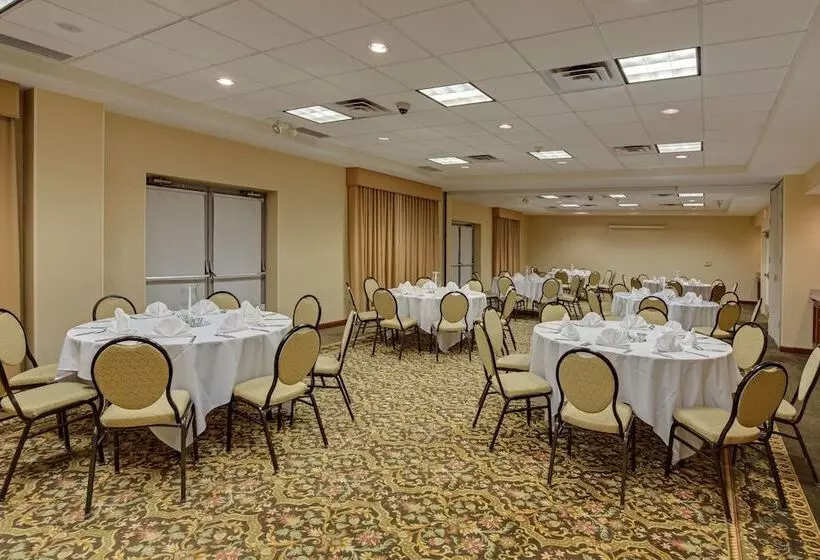 בית מלון כפרי Hilton Garden Inn Cleveland Airport