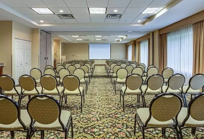 בית מלון כפרי Hilton Garden Inn Cleveland Airport