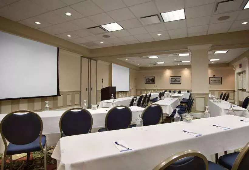 هتل Hilton Garden Inn Ithaca